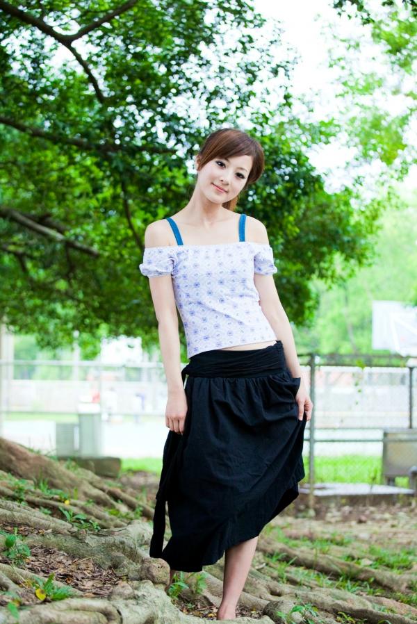   台湾正妹_张凯洁/Mikako《中興新村外拍》写真集，清新户外少女风，甜美可人，简约穿搭尽显修长美腿第60张图片