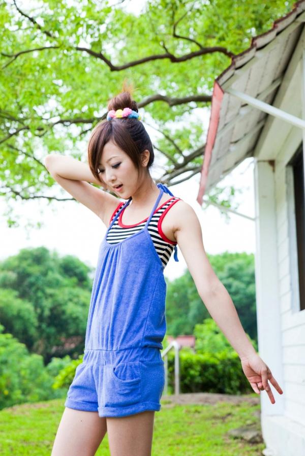    台湾正妹_张凯洁/Mikako《中興新村外拍》写真集，清新户外少女风，甜美可人，简约穿搭尽显修长美腿第73张图片
