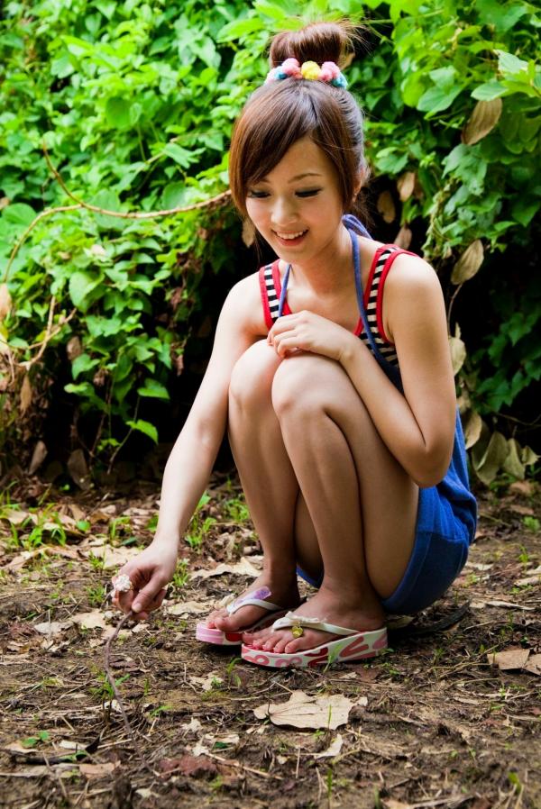    台湾正妹_张凯洁/Mikako《中興新村外拍》写真集，清新户外少女风，甜美可人，简约穿搭尽显修长美腿第90张图片