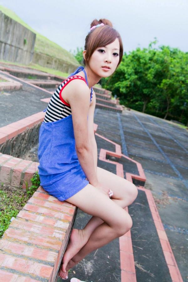    台湾正妹_张凯洁/Mikako《中興新村外拍》写真集，清新户外少女风，甜美可人，简约穿搭尽显修长美腿第107张图片