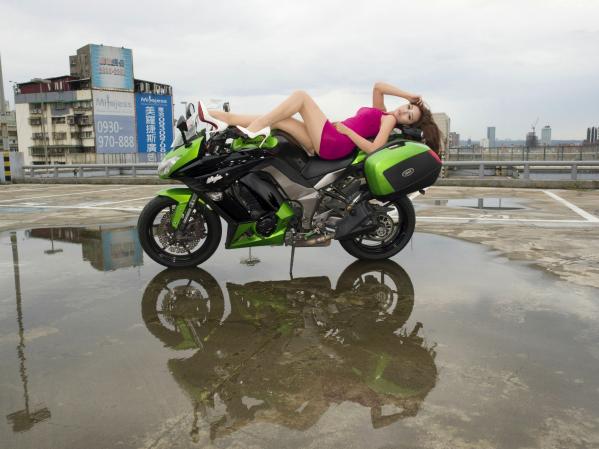    台湾正妹Anna Chen户外豪车街拍写真，修身短裙御姐范性感美腿诱惑第35张图片