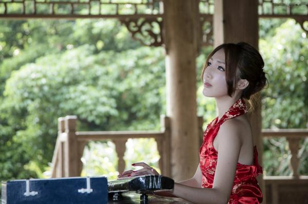    台湾女神赵芸至善园清新外拍写真，长腿女神街拍户外秀美腿第8张图片