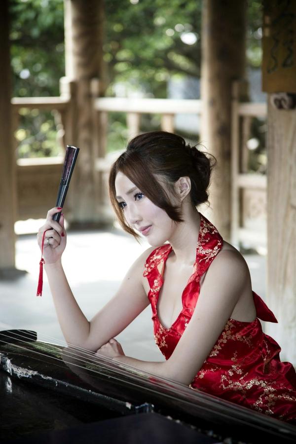    台湾女神赵芸至善园清新外拍写真，长腿女神街拍户外秀美腿第9张图片