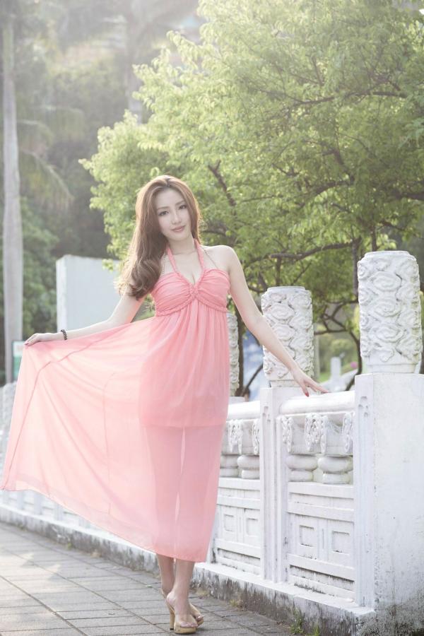    台湾女神赵芸至善园清新外拍写真，长腿女神街拍户外秀美腿第16张图片