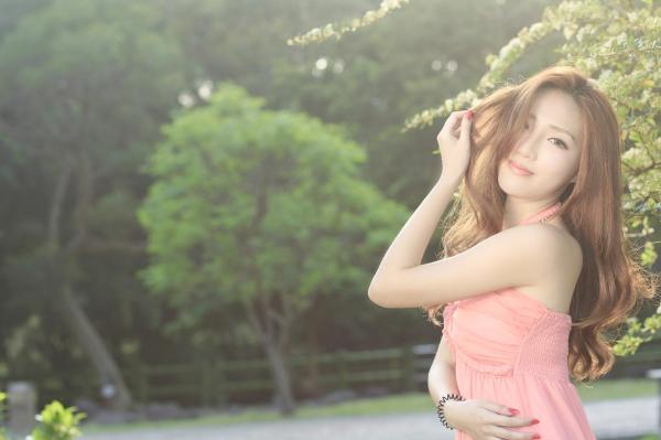   台湾女神赵芸至善园清新外拍写真，长腿女神街拍户外秀美腿第20张图片