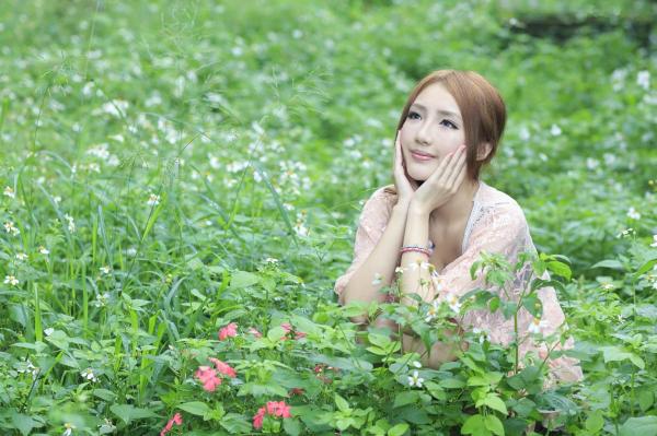    台湾女神赵芸至善园清新外拍写真，长腿女神街拍户外秀美腿第23张图片