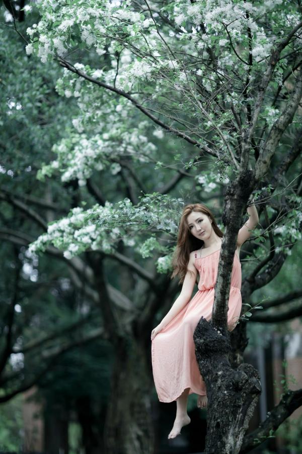    台湾女神赵芸至善园清新外拍写真，长腿女神街拍户外秀美腿第24张图片