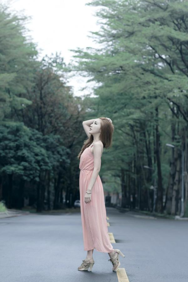    台湾女神赵芸至善园清新外拍写真，长腿女神街拍户外秀美腿第25张图片