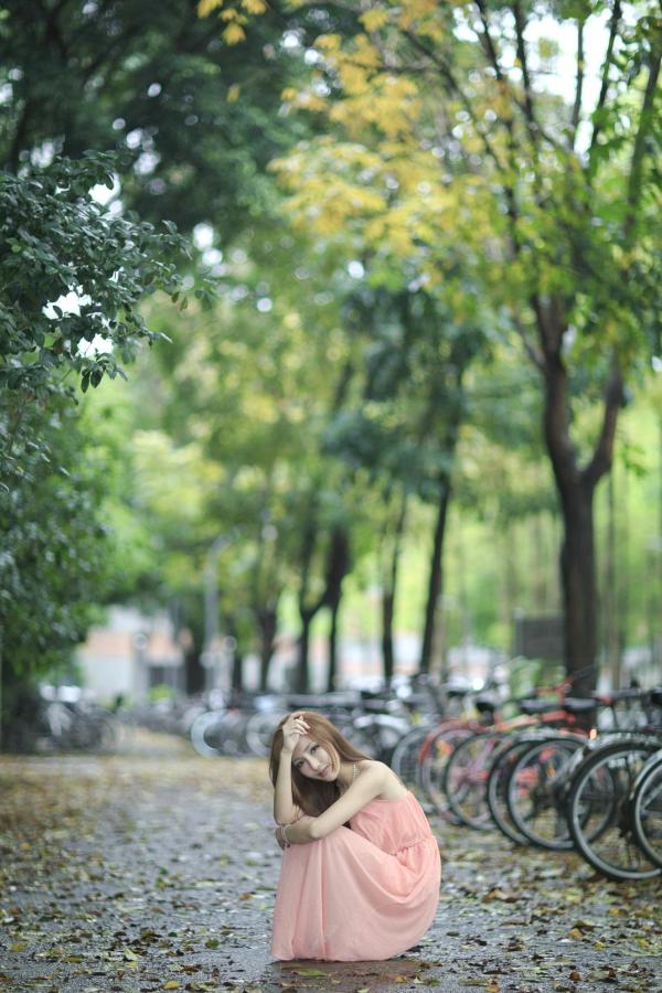    台湾女神赵芸至善园清新外拍写真，长腿女神街拍户外秀美腿第27张图片