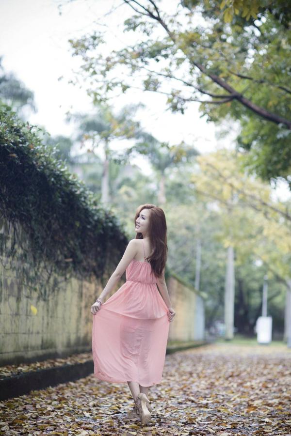    台湾女神赵芸至善园清新外拍写真，长腿女神街拍户外秀美腿第28张图片