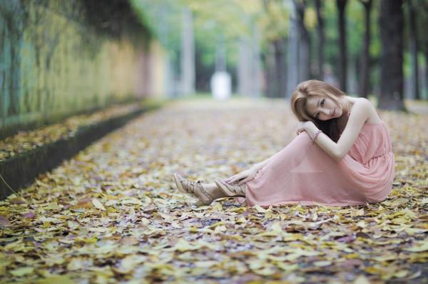    台湾女神赵芸至善园清新外拍写真，长腿女神街拍户外秀美腿第29张图片
