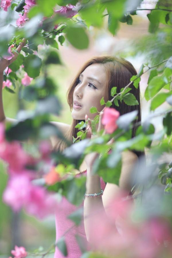    台湾女神赵芸至善园清新外拍写真，长腿女神街拍户外秀美腿第32张图片