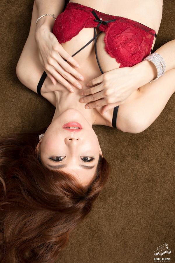    台湾正妹Maggie黄淑华，性感黑丝内衣私房写真，展现成熟御姐火辣身材诱惑第16张图片