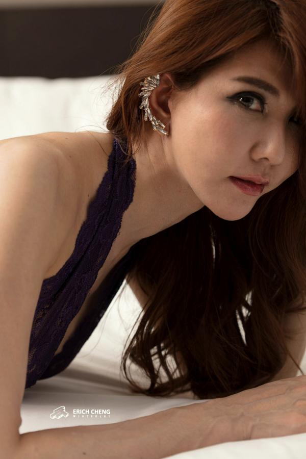    台湾正妹Maggie黄淑华，性感黑丝内衣私房写真，展现成熟御姐火辣身材诱惑第33张图片