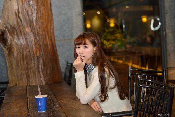    台湾正妹TiTi Yang夜拍写真集：都市街头演绎清新甜美邻家女孩风第2张图片
