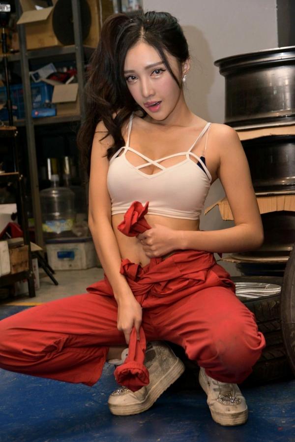    台湾正妹赵芸Syuan《美颜的汽车修理工》写真集，维修工厂风格诱惑私房照第2张图片