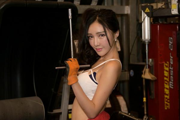    台湾正妹赵芸Syuan《美颜的汽车修理工》写真集，维修工厂风格诱惑私房照第47张图片