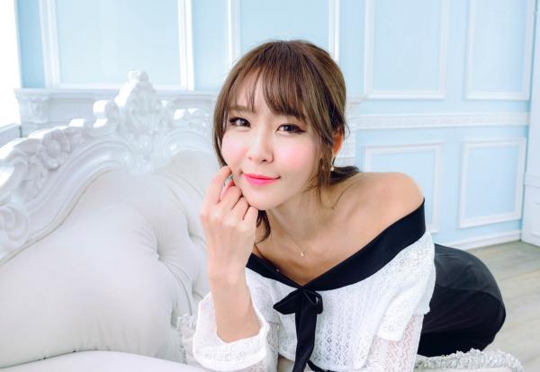    台湾正妹Winnie小雪/庄咏惠 精致室内私房写真 曼妙身材红色礼服诱惑 [90P]第27张图片