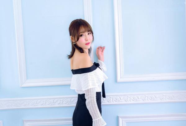    台湾正妹Winnie小雪/庄咏惠 精致室内私房写真 曼妙身材红色礼服诱惑 [90P]第46张图片