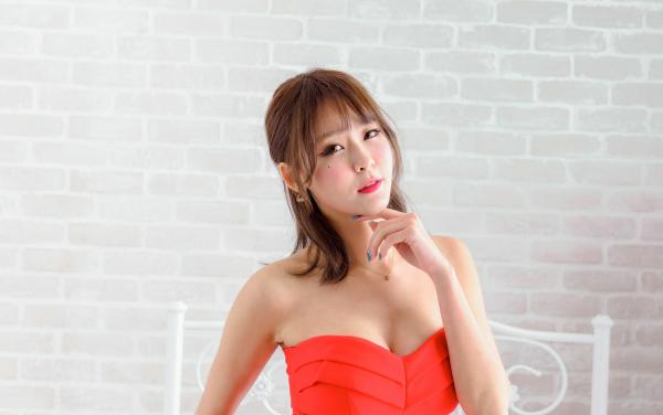    台湾正妹Winnie小雪/庄咏惠 精致室内私房写真 曼妙身材红色礼服诱惑 [90P]第81张图片