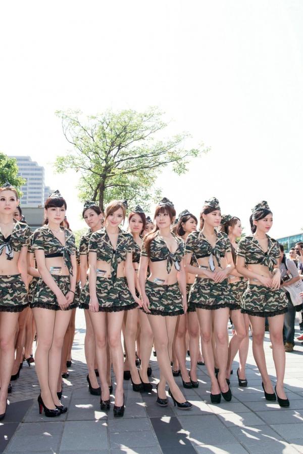    台湾正妹车展及户外迷彩军事主题高清合集，模特身着性感赛车女郎装与制服诱惑展现火辣身材[70P]第52张图片