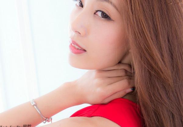    台湾正妹Emma江雨恩：极致美腿棚拍写真，职场制服、黑丝诱惑与清新校服风情集锦[71P]第59张图片