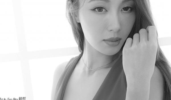    台湾正妹Emma江雨恩：极致美腿棚拍写真，职场制服、黑丝诱惑与清新校服风情集锦[71P]第60张图片