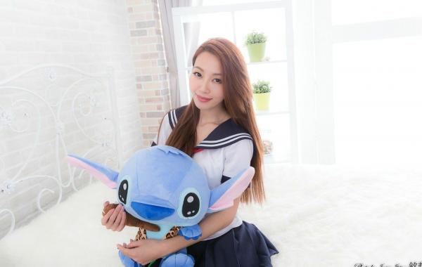    台湾正妹Emma江雨恩：极致美腿棚拍写真，职场制服、黑丝诱惑与清新校服风情集锦[71P]第64张图片