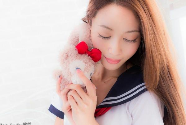    台湾正妹Emma江雨恩：极致美腿棚拍写真，职场制服、黑丝诱惑与清新校服风情集锦[71P]第69张图片
