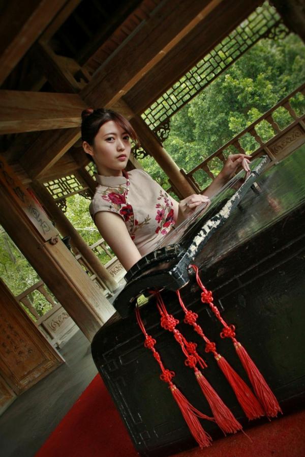    台湾正妹黄品瑄Brindy薛薛至善园旗袍外拍，古典气质女神演绎极品美腿诱惑写真第2张图片