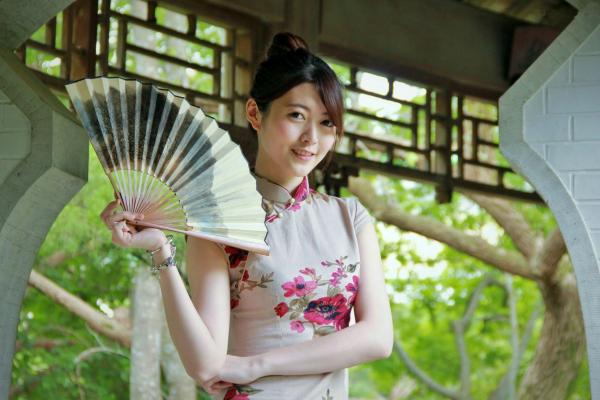   台湾正妹黄品瑄Brindy薛薛至善园旗袍外拍，古典气质女神演绎极品美腿诱惑写真第36张图片