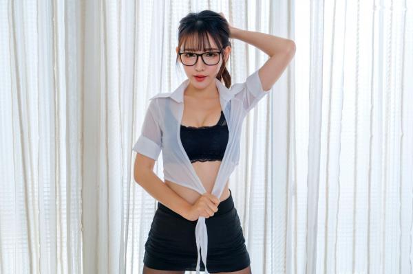    台湾正妹 Katie_比比兒 制服诱惑，知性OL黑丝眼镜老师，职场风美腿私房写真合集第16张图片