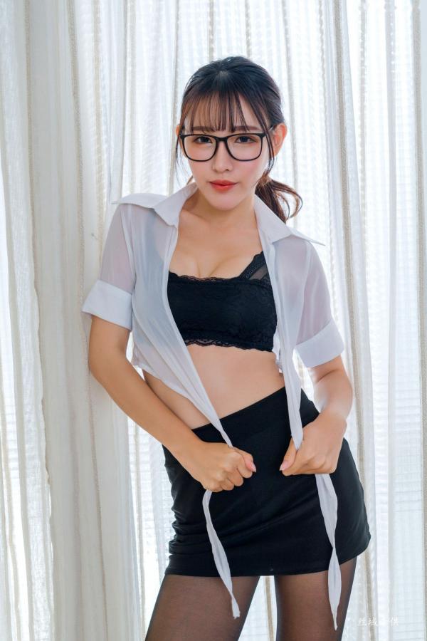    台湾正妹 Katie_比比兒 制服诱惑，知性OL黑丝眼镜老师，职场风美腿私房写真合集第38张图片