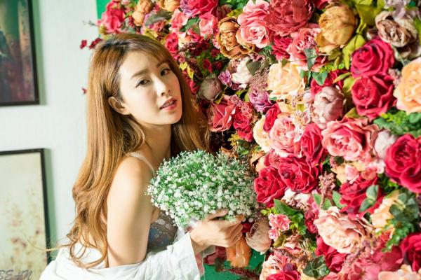    台湾正妹Miso夏晴性感内衣丝袜秀，黑白蕾丝诱惑写真集，演绎迷人曲线与优雅气质第19张图片