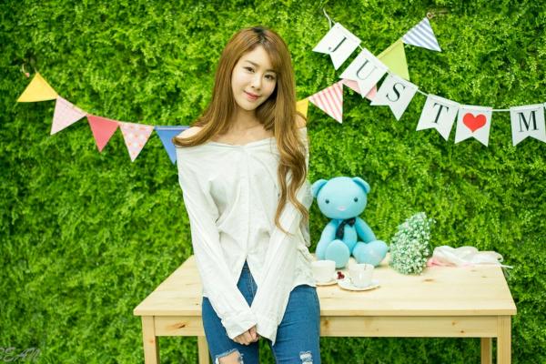    台湾正妹Miso夏晴性感内衣丝袜秀，黑白蕾丝诱惑写真集，演绎迷人曲线与优雅气质第50张图片
