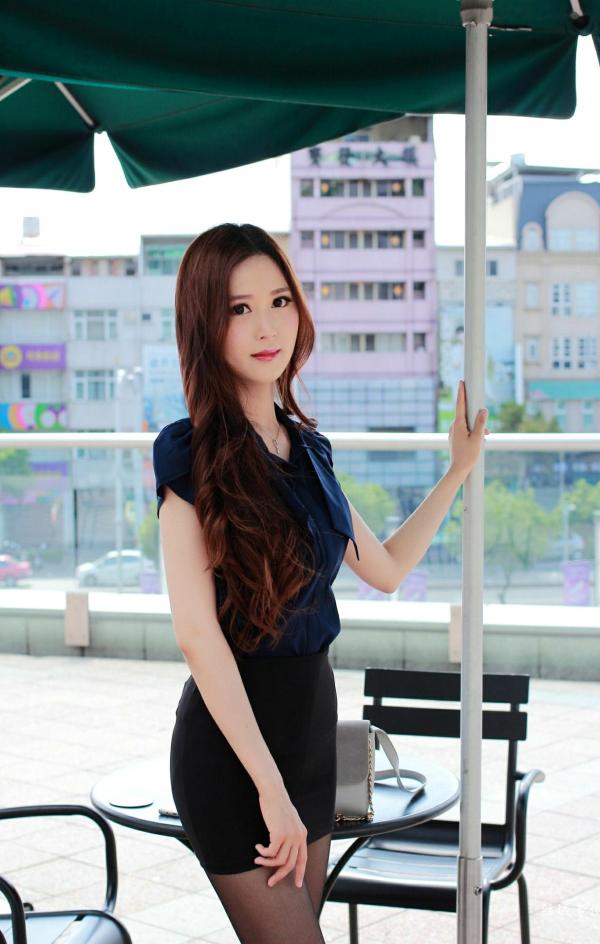    台湾正妹许惠玲汉神巨蛋外拍写真：身穿红色性感吊带裙，尽显迷人御姐气质与曼妙身材第8张图片