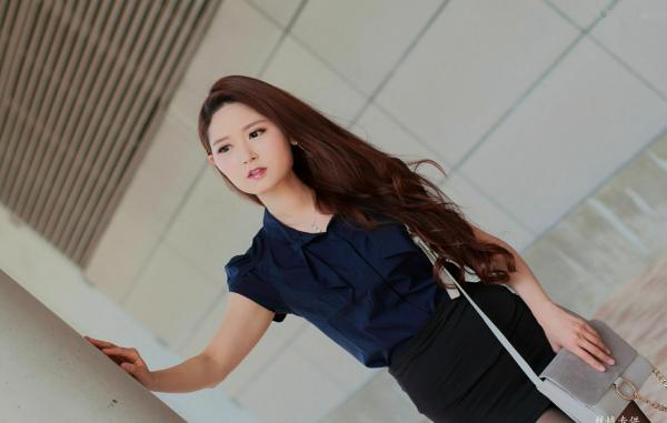    台湾正妹许惠玲汉神巨蛋外拍写真：身穿红色性感吊带裙，尽显迷人御姐气质与曼妙身材第22张图片
