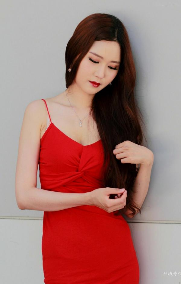    台湾正妹许惠玲汉神巨蛋外拍写真：身穿红色性感吊带裙，尽显迷人御姐气质与曼妙身材第32张图片