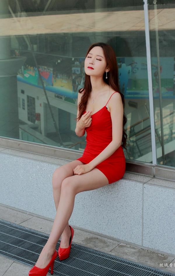    台湾正妹许惠玲汉神巨蛋外拍写真：身穿红色性感吊带裙，尽显迷人御姐气质与曼妙身材第39张图片