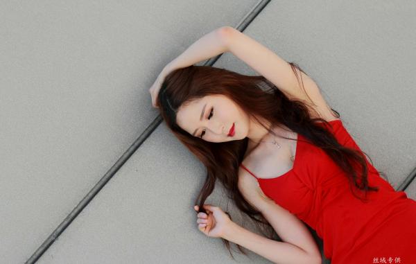   台湾正妹许惠玲汉神巨蛋外拍写真：身穿红色性感吊带裙，尽显迷人御姐气质与曼妙身材第45张图片