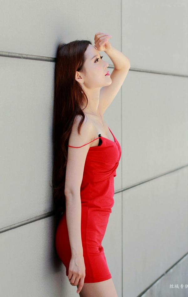    台湾正妹许惠玲汉神巨蛋外拍写真：身穿红色性感吊带裙，尽显迷人御姐气质与曼妙身材第46张图片