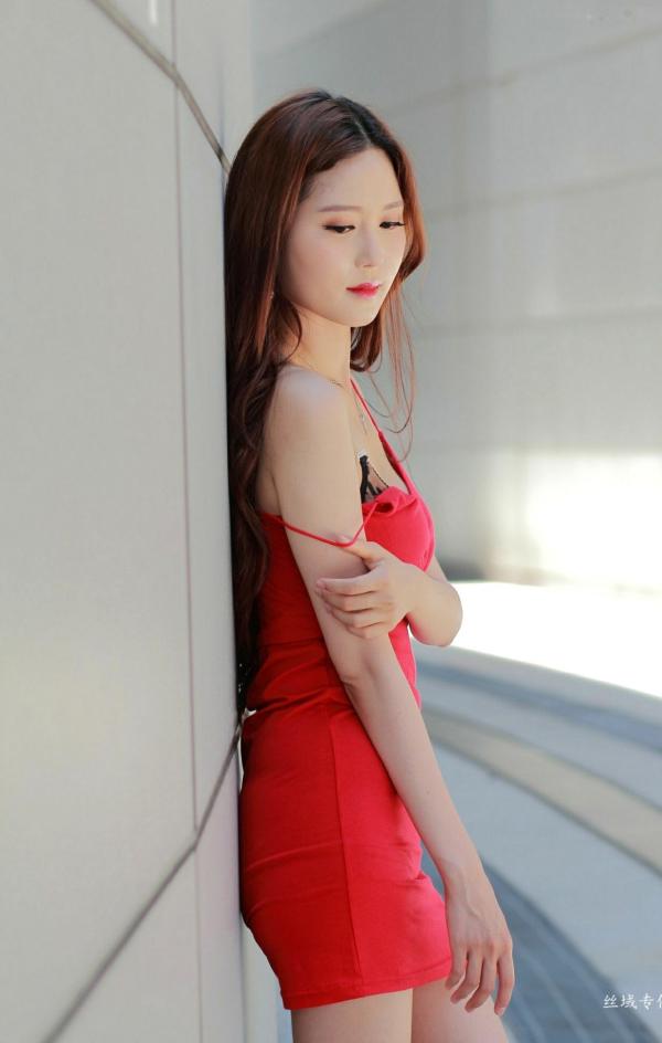    台湾正妹许惠玲汉神巨蛋外拍写真：身穿红色性感吊带裙，尽显迷人御姐气质与曼妙身材第47张图片