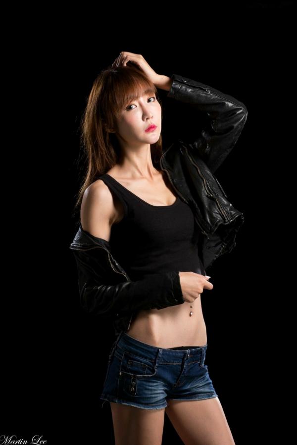    台湾正妹吕蔓运动风写真，性感短装牛仔秀美腿，战地女特工冷艳魅力高清套图第7张图片