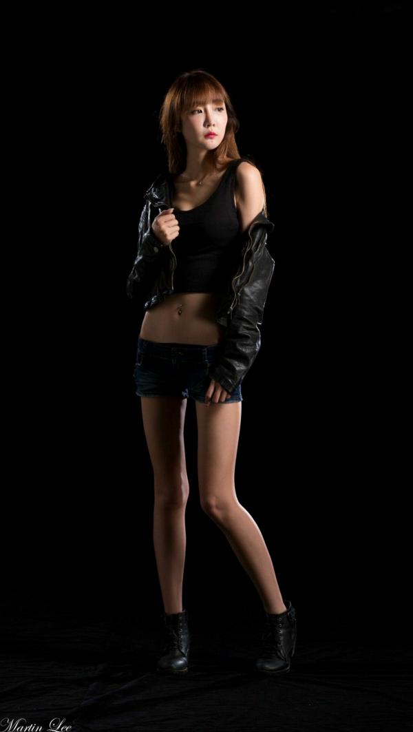    台湾正妹吕蔓运动风写真，性感短装牛仔秀美腿，战地女特工冷艳魅力高清套图第8张图片