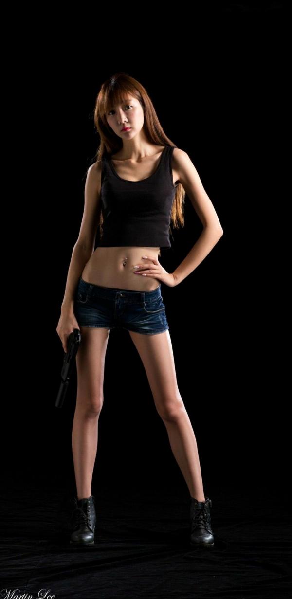    台湾正妹吕蔓运动风写真，性感短装牛仔秀美腿，战地女特工冷艳魅力高清套图第16张图片