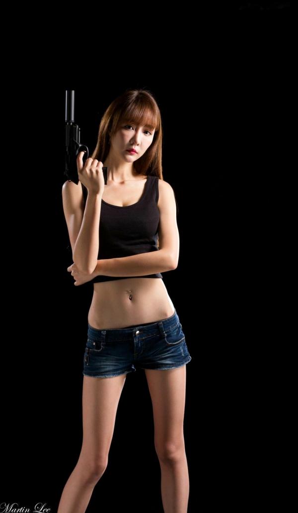    台湾正妹吕蔓运动风写真，性感短装牛仔秀美腿，战地女特工冷艳魅力高清套图第17张图片