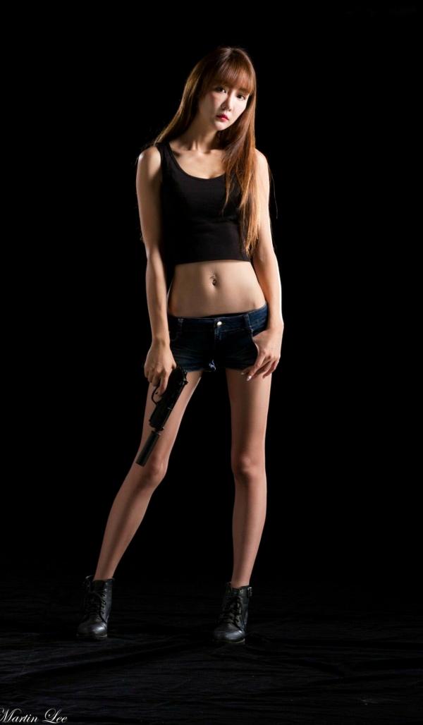    台湾正妹吕蔓运动风写真，性感短装牛仔秀美腿，战地女特工冷艳魅力高清套图第25张图片