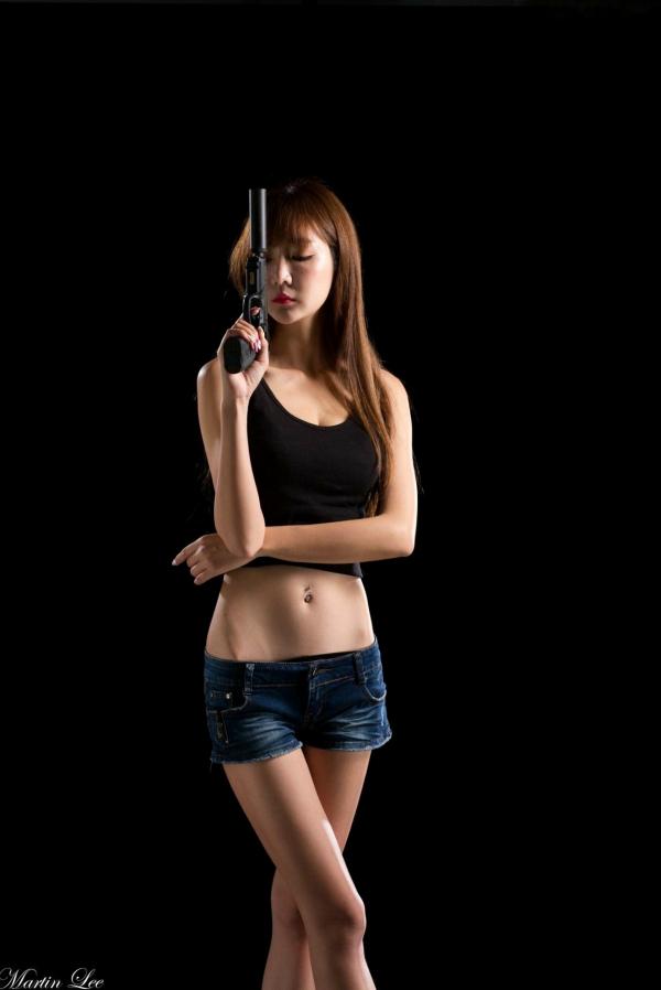    台湾正妹吕蔓运动风写真，性感短装牛仔秀美腿，战地女特工冷艳魅力高清套图第30张图片