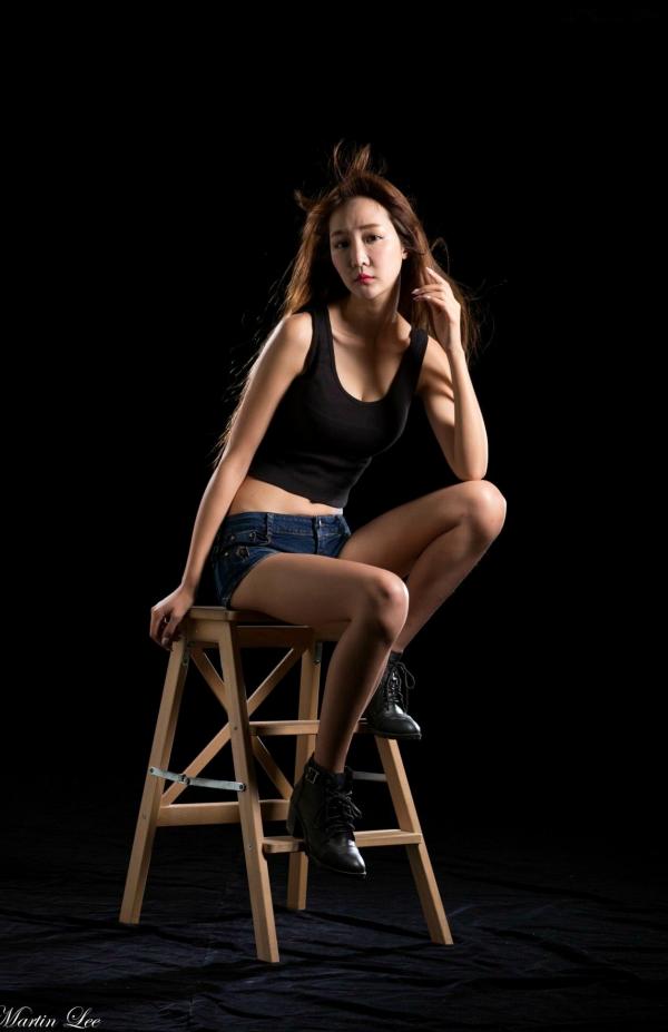    台湾正妹吕蔓运动风写真，性感短装牛仔秀美腿，战地女特工冷艳魅力高清套图第33张图片