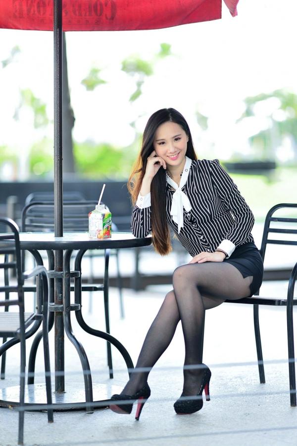    台湾正妹张小米户外街拍写真，黑色丝袜裹身尽显修长美腿，干练OL制服御姐气质集锦第5张图片